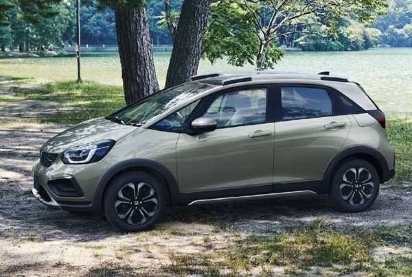 Обновление и ценовая политика Honda Fit Crosstar в Японии