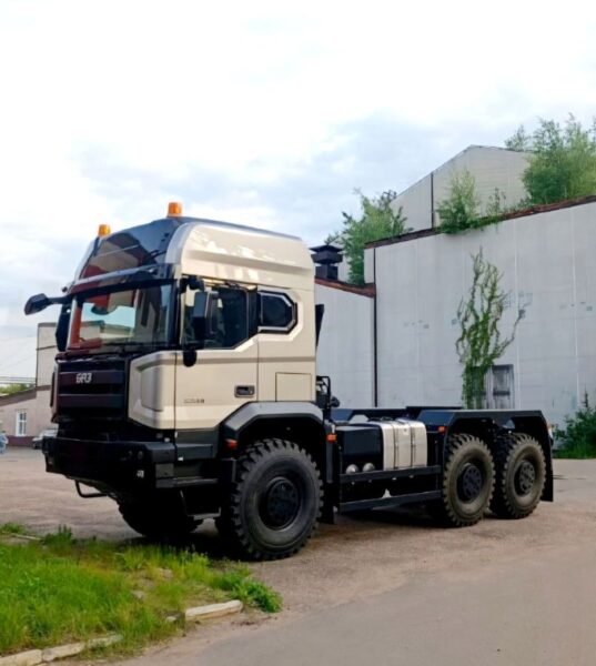 Преимущества нового грузового тягача БАЗ с улучшенной кабиной и подвеской
