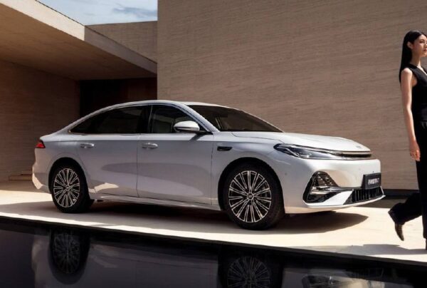 В Китае стартовали продажи нового гибридного SUV Geely Galaxy A7