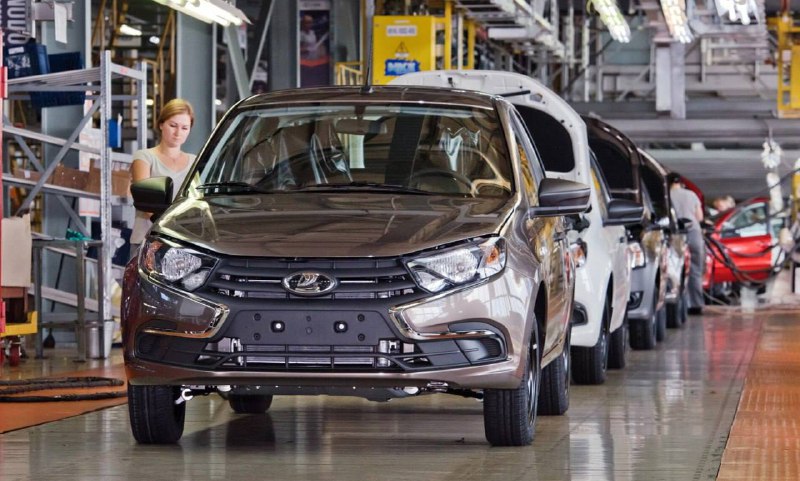 Производство легковых автомобилей в России сократилось на 28% в июне 2025 года