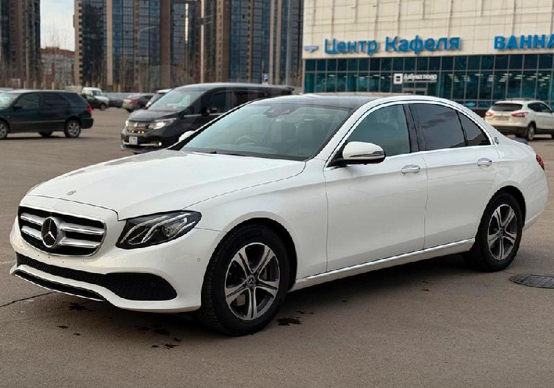 Преимущества и недостатки езды на Mercedes E-Class 2019 против японских автомобилей