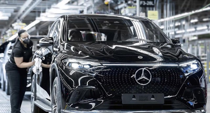 Mercedes-Benz за полгода сократила прибыль более чем в два раза