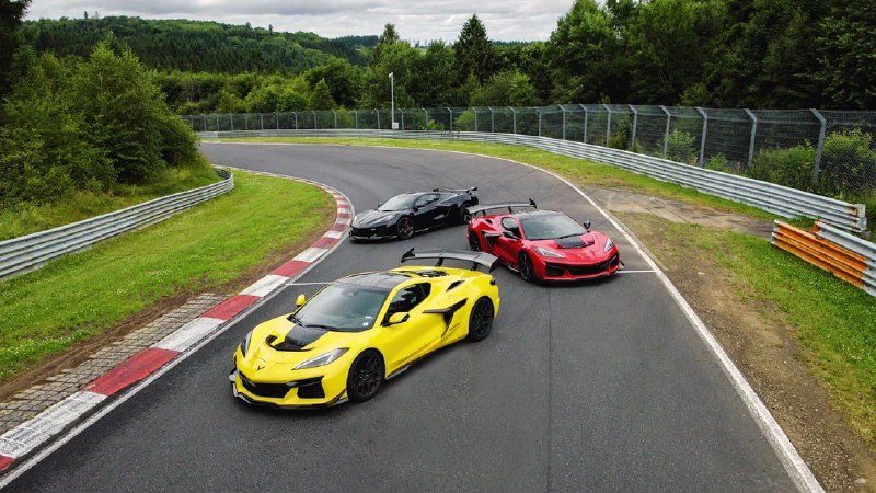 Новый Chevrolet Corvette побеждает на легендарном Нюрбургринге, опередив Ford Mustang Новый Chevrolet Corvette побеждает на легендарном Нюрбургринге, опередив Ford Mustang