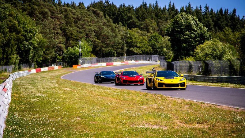 Новый Chevrolet Corvette побеждает на легендарном Нюрбургринге, опередив Ford Mustang Новый Chevrolet Corvette побеждает на легендарном Нюрбургринге, опередив Ford Mustang