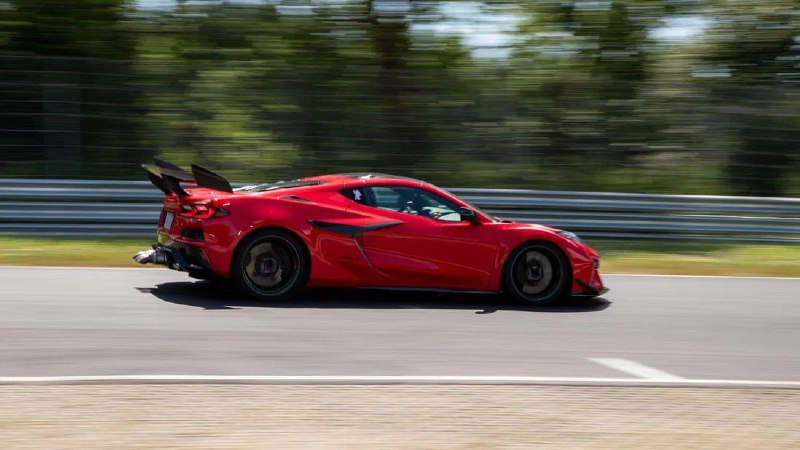Новый Chevrolet Corvette побеждает на легендарном Нюрбургринге, опередив Ford Mustang Новый Chevrolet Corvette побеждает на легендарном Нюрбургринге, опередив Ford Mustang