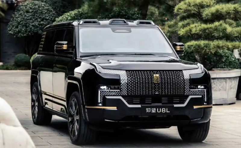 В Китае начались продажи расширенной версии люксового электромобиля BYD Yangwang U8L