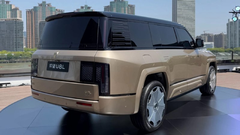 В Китае начались продажи расширенной версии люксового электромобиля BYD Yangwang U8L