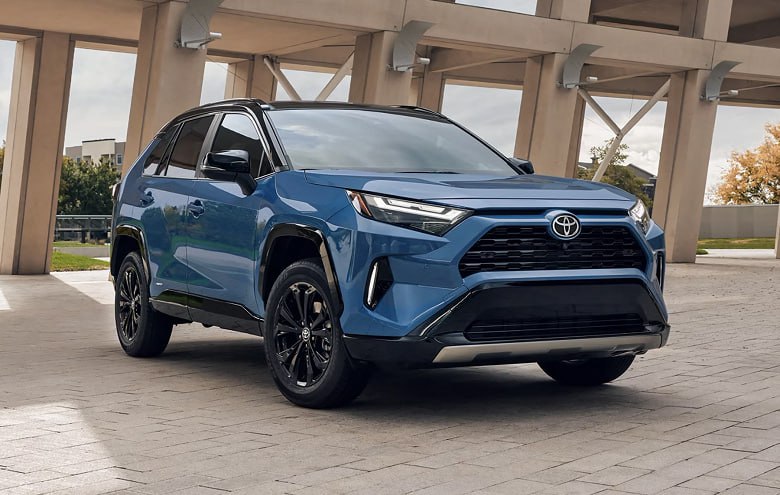 Цены на Toyota RAV4 в России значительно снизились в 2025 году Цены на Toyota RAV4 в России значительно снизились в 2025 году