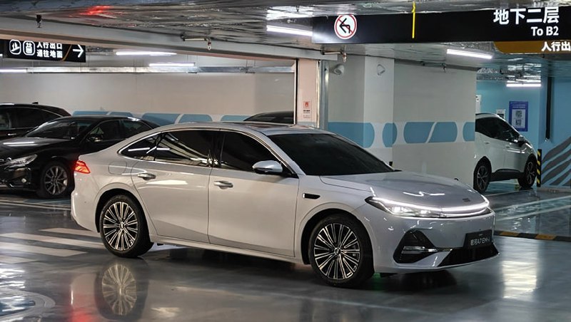 Цены на новый гибридный седан Geely Galaxy A7 продолжают снижаться
