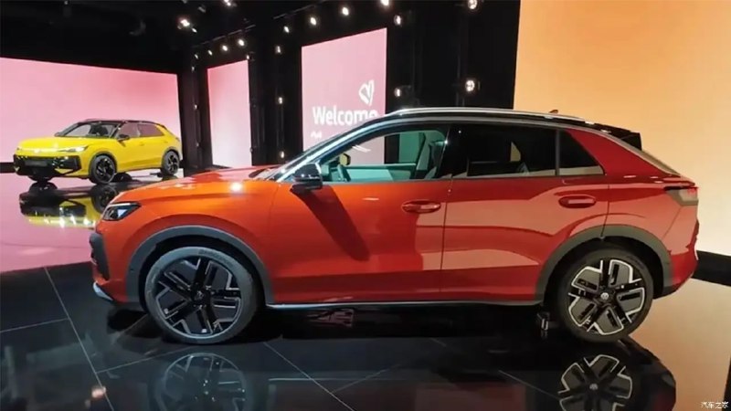Volkswagen представил обновленное второе поколение T-Roc с современным дизайном и технологическими новшествами Volkswagen представил обновленное второе поколение T-Roc с современным дизайном и технологическими новшествами