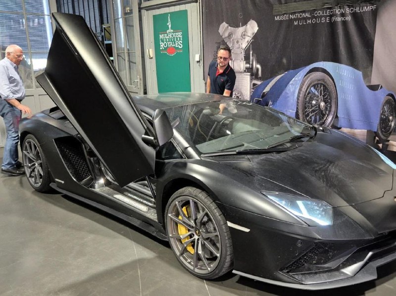 Во Франции арестовали российский суперкар Lamborghini Aventador вследствие санкций Во Франции арестовали российский суперкар Lamborghini Aventador вследствие санкций