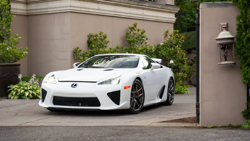 Редкий белый Lexus LFA выставлен на аукцион за рекордную сумму Редкий белый Lexus LFA выставлен на аукцион за рекордную сумму