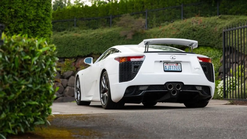 Редкий белый Lexus LFA выставлен на аукцион за рекордную сумму Редкий белый Lexus LFA выставлен на аукцион за рекордную сумму