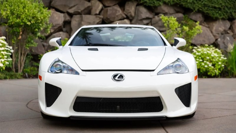 Редкий белый Lexus LFA выставлен на аукцион за рекордную сумму Редкий белый Lexus LFA выставлен на аукцион за рекордную сумму