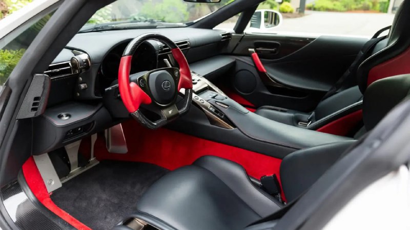 Редкий белый Lexus LFA выставлен на аукцион за рекордную сумму Редкий белый Lexus LFA выставлен на аукцион за рекордную сумму