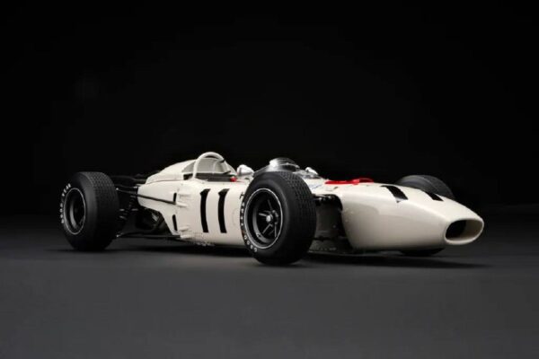 Коллекционная миниатюра болида F1 RA272 от Honda и Amalgam: роскошь и мастерство