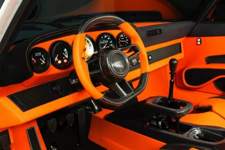 Бразильский гонщик создал уникальный рестомод Porsche 911 мощностью 400 лошадиных сил Бразильский гонщик создал уникальный рестомод Porsche 911 мощностью 400 лошадиных сил