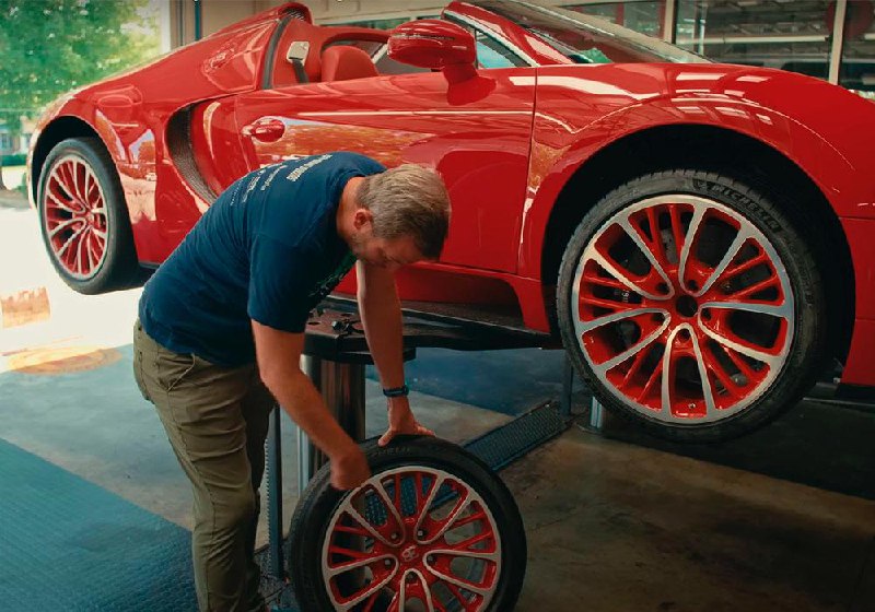 Крупная экономия владельца Bugatti Veyron при замене колес Крупная экономия владельца Bugatti Veyron при замене колес