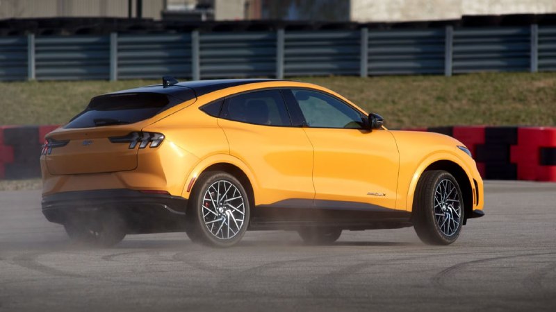 Chevrolet Camaro превращается в электрокроссовер: возвращение легенды в новом облике Chevrolet Camaro превращается в электрокроссовер: возвращение легенды в новом облике