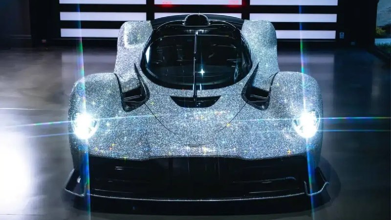 Уникальный Aston Martin Valkyrie Spider с ручной отделкой из страз на выставке