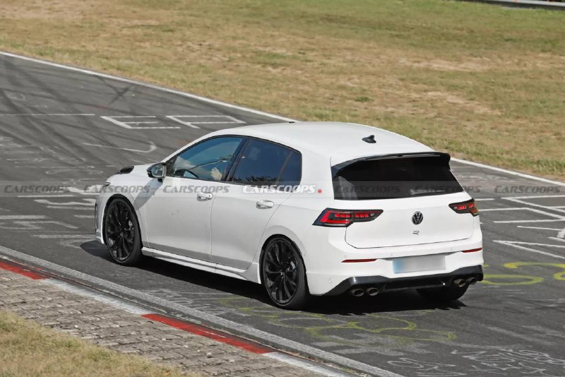 Образец усовершенствованного VW Golf R с повышенной мощностью Образец усовершенствованного VW Golf R с повышенной мощностью