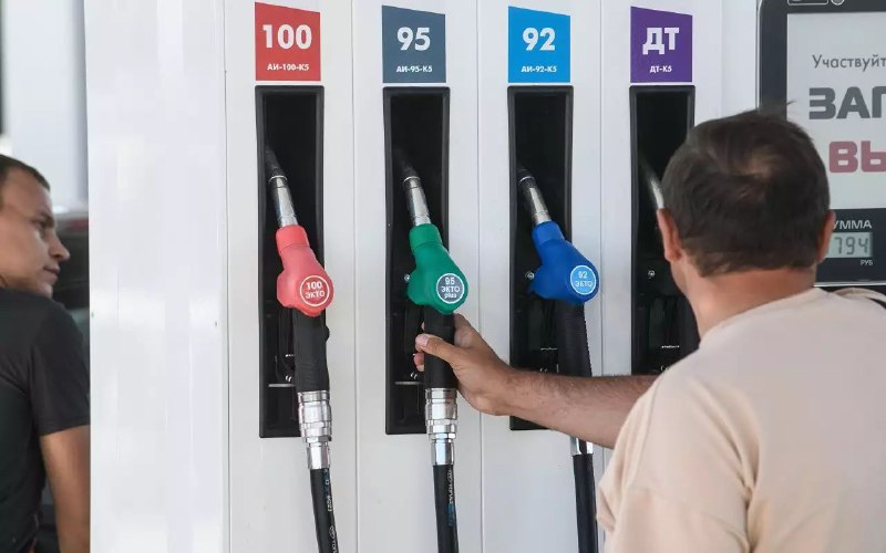 ­💰 Снижение цен на бензин не ожидается в ближайший месяцВ прошлой публикации мы писали о продлении запрета на экспорт бензина для всех участиков рынка — от нефтеперерабатывающих заводов до непроизводителей топлива.Позицию поддержал вице-премьер Министерства энергетики Александр Новак.