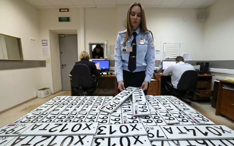 В России предлагают бесплатно заменить госномера без триколора В России предлагают бесплатно заменить госномера без триколора