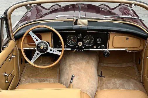 Редкий 67-летний кабриолет Jaguar XK150 продается за 11 миллионов рублей Редкий 67-летний кабриолет Jaguar XK150 продается за 11 миллионов рублей