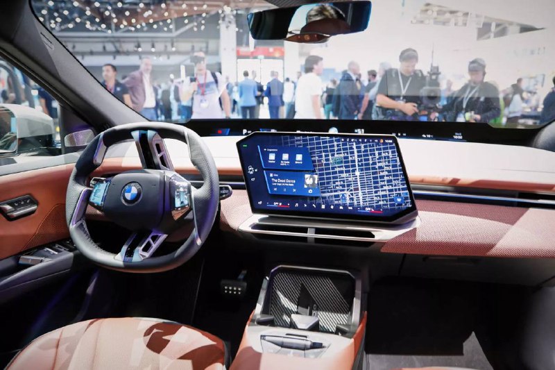 Дизайнер Mercedes-Benz раскритиковал интерьер новых моделей Audi и BMW Дизайнер Mercedes-Benz раскритиковал интерьер новых моделей Audi и BMW