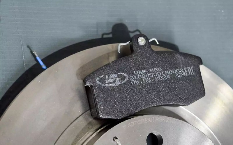 ­⚙️ Что это за скосы и пропилы: почему одни тормозные колодки «ходят» дольше другихВы никогда не задумывались, почему на накладках некоторых тормозных колодок делают паз посередине и скосы по краям?