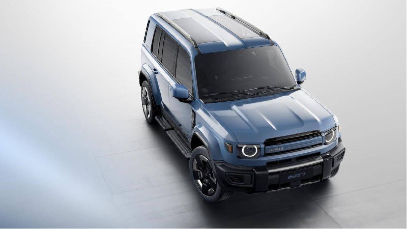 Chery рассекретила новый внедорожник iCAR V27 — его уже называют «китайским Land Cruiser».По стилю модель действительно напоминает Land Cruiser 250 и даже немного Land Rover: строгие квадратные формы, декоративные вставки на крыльях и запасное колесо на двери багажника.Под капотом гибридная установка: 1,5-литровый турбомотор на 143 силы работает в паре с двумя электродвигателями, суммарная мощность — 455 сил. Chery рассекретила новый внедорожник iCAR V27 — его уже называют «китайским Land Cruiser».По стилю модель действительно напоминает Land Cruiser 250 и даже немного Land Rover: строгие квадратные формы, декоративные вставки на крыльях и запасное колесо на двери багажника.Под капотом гибридная установка: 1,5-литровый турбомотор на 143 силы работает в паре с двумя электродвигателями, суммарная мощность — 455 сил.