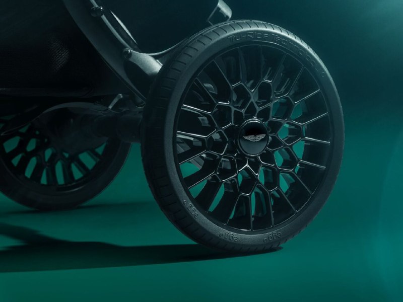 Aston Martin выпустил детскую коляску в стиле суперкаров