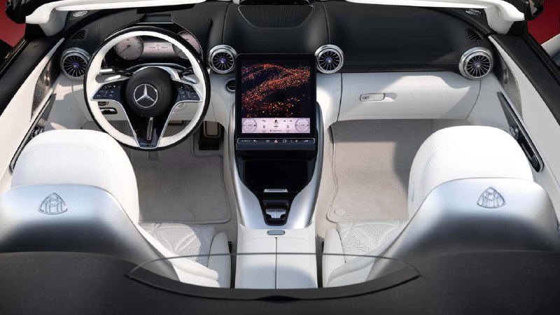 Mercedes-Benz представил Maybach SL 680 Monogram Series, роскошный родстер с открытым верхом.Дизайн и особенности:• Эксклюзивная серия Monogram с фирменными элементами роскоши Maybach.• Двухцветные варианты окраски: «Red Ambience» (гранатовый красный металлик) и «White Ambience» (опалито-белый магно).• Узор Maybach на капоте, подсвеченная решетка радиатора и фары с акцентами цвета розового золота.• Обивка из кристально-белой кожи Nappa от MANUFAKTUR с цветочным узором, характерным для Maybach.Производительность и двигатель:• Двигатель V8 Biturbo объемом 4,0 л, мощностью 585 л.с.