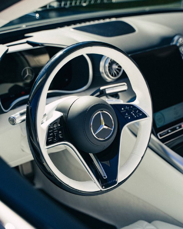 Mercedes-Benz представил Maybach SL 680 Monogram Series, роскошный родстер с открытым верхом.Дизайн и особенности:• Эксклюзивная серия Monogram с фирменными элементами роскоши Maybach.• Двухцветные варианты окраски: «Red Ambience» (гранатовый красный металлик) и «White Ambience» (опалито-белый магно).• Узор Maybach на капоте, подсвеченная решетка радиатора и фары с акцентами цвета розового золота.• Обивка из кристально-белой кожи Nappa от MANUFAKTUR с цветочным узором, характерным для Maybach.Производительность и двигатель:• Двигатель V8 Biturbo объемом 4,0 л, мощностью 585 л.с.