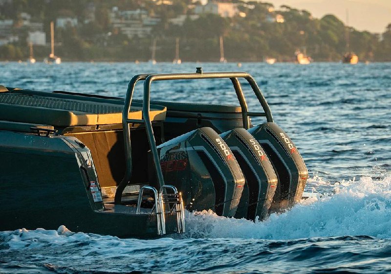 Brabus представил уникальную моторную лодку с тремя V8 и мощностью 1500 л.с. Brabus представил уникальную моторную лодку с тремя V8 и мощностью 1500 л.с.