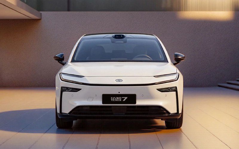 Toyota представила полностью электрический бизнес-седан нового поколения Toyota представила полностью электрический бизнес-седан нового поколения