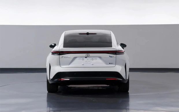 Toyota представила полностью электрический бизнес-седан нового поколения Toyota представила полностью электрический бизнес-седан нового поколения
