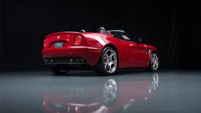 Редкие модели Alfa Romeo 8C Competizione выставлены на продажу с минимальным пробегом Редкие модели Alfa Romeo 8C Competizione выставлены на продажу с минимальным пробегом