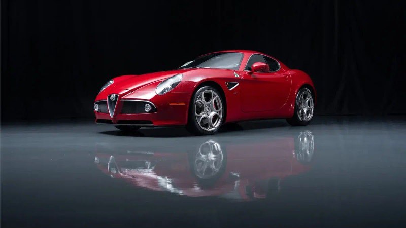 Редкие модели Alfa Romeo 8C Competizione выставлены на продажу с минимальным пробегом Редкие модели Alfa Romeo 8C Competizione выставлены на продажу с минимальным пробегом