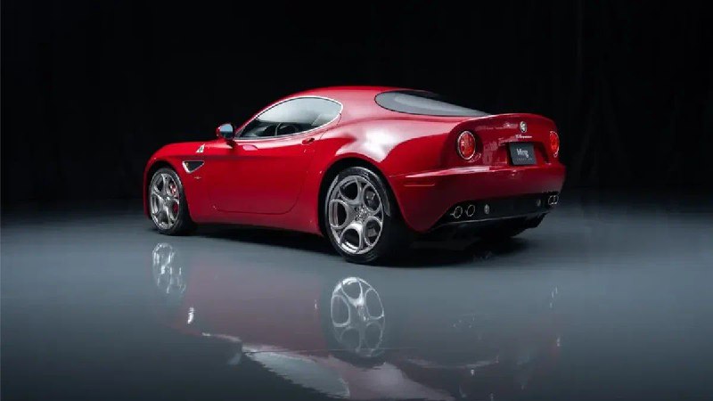 Редкие модели Alfa Romeo 8C Competizione выставлены на продажу с минимальным пробегом Редкие модели Alfa Romeo 8C Competizione выставлены на продажу с минимальным пробегом