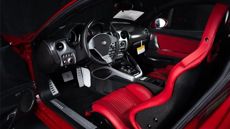 Редкие модели Alfa Romeo 8C Competizione выставлены на продажу с минимальным пробегом Редкие модели Alfa Romeo 8C Competizione выставлены на продажу с минимальным пробегом