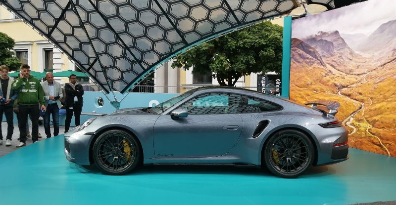 Обновлённый Porsche 911 Turbo S получил гибридную силовую установку