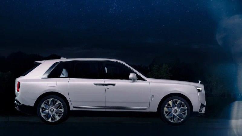 Эксклюзивный Rolls-Royce Cullinan с уникальным космическим потолком вручную расписанным художником Эксклюзивный Rolls-Royce Cullinan с уникальным космическим потолком вручную расписанным художником