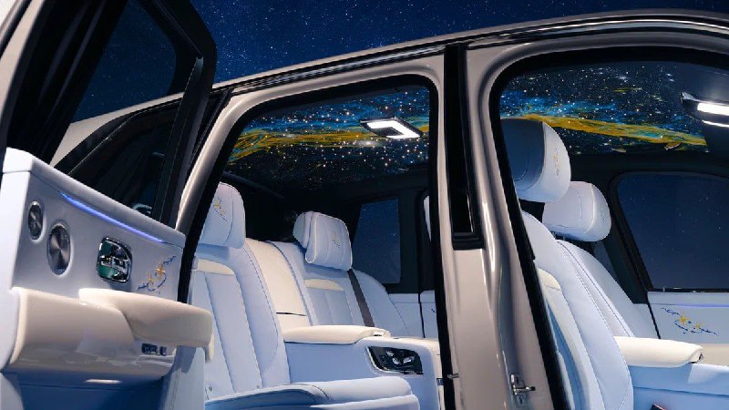 Эксклюзивный Rolls-Royce Cullinan с уникальным космическим потолком вручную расписанным художником Эксклюзивный Rolls-Royce Cullinan с уникальным космическим потолком вручную расписанным художником