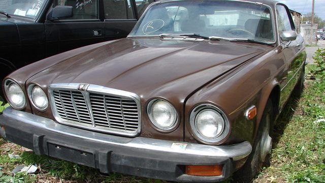 Редкий автомобиль Jaguar XJ S2 Coupe 1977 года: уникальный образец на дороге Редкий автомобиль Jaguar XJ S2 Coupe 1977 года: уникальный образец на дороге