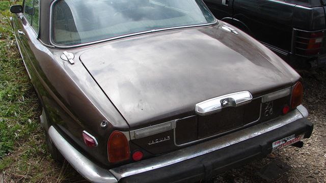 Редкий автомобиль Jaguar XJ S2 Coupe 1977 года: уникальный образец на дороге Редкий автомобиль Jaguar XJ S2 Coupe 1977 года: уникальный образец на дороге