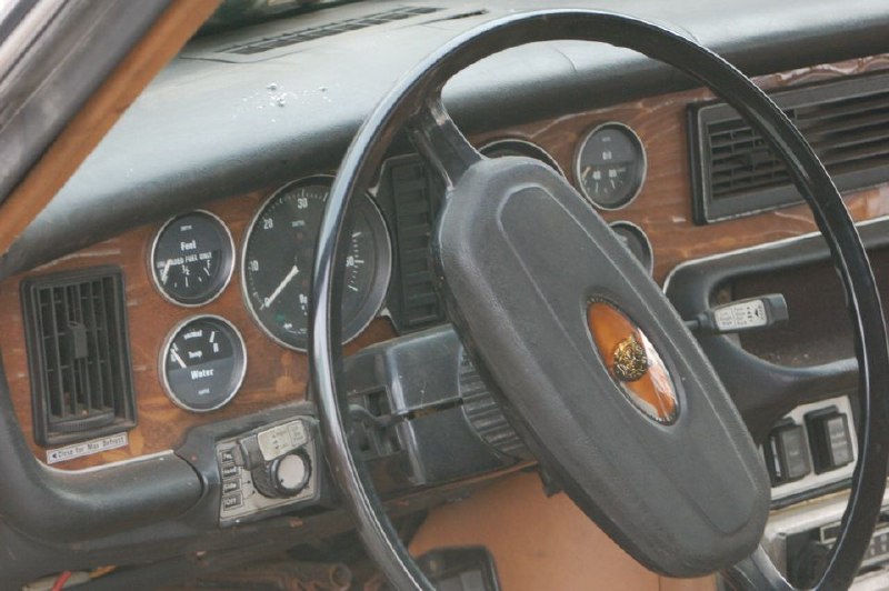 Редкий автомобиль Jaguar XJ S2 Coupe 1977 года: уникальный образец на дороге Редкий автомобиль Jaguar XJ S2 Coupe 1977 года: уникальный образец на дороге