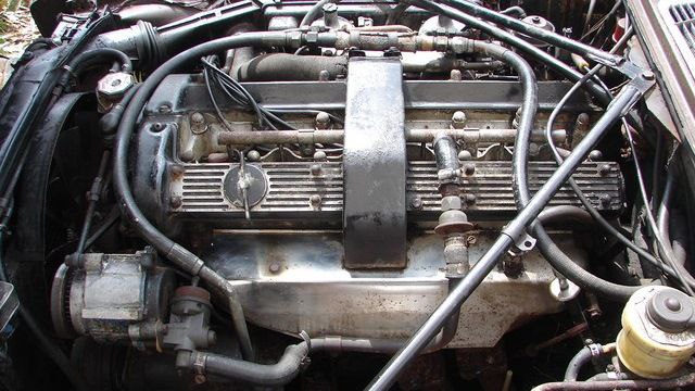 Редкий автомобиль Jaguar XJ S2 Coupe 1977 года: уникальный образец на дороге Редкий автомобиль Jaguar XJ S2 Coupe 1977 года: уникальный образец на дороге