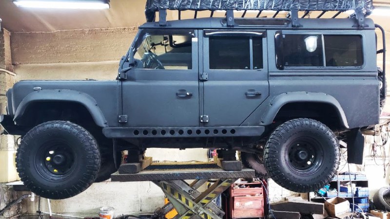 Преобразование классического Land Rover Defender в электрический внедорожник для экстремальных условий