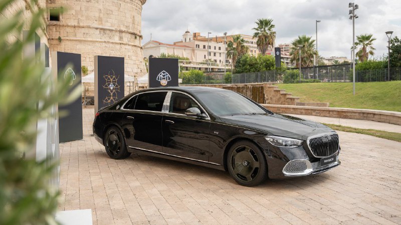 Ограниченная серия Mercedes-Maybach S 680 с золотым оформлением Ограниченная серия Mercedes-Maybach S 680 с золотым оформлением